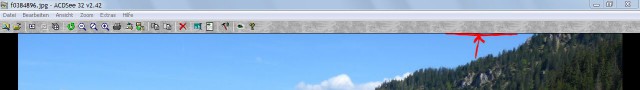Toolbar in AcdSee has a black bottom line, good for optical contrast